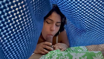 Peque ntilde a hermanastra de 18 despierta a su hermanastro para darle una rica mamada y que el se le venga en la cara.